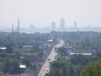 Grand format 800 X 600, vue vers le centre-ville à partir du secteur du Zoo un jour de canicule, 12 juillet 2005. Photo: Jean Cazes.
