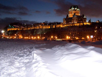 Grand format 800 X 600, vue sur la Terrasse Dufferin et le Ch�teau Frontenac, 30 d�cembre 2005, 16h41. Photo: Jean Cazes (f3,2, 1/6s, 100ASA et flash)