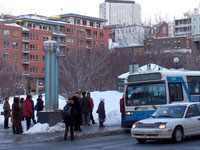 Grand format 800 X 600, autobus, secteur Saint-Roch, 24 f�vrier 2006. Photo: Jean Cazes.