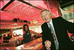Jean-Pier Goulet accoudé au bar du Beaugarte. Le Soleil, Patrice Laroche.