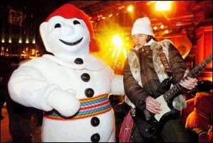 Un r�ve devenu r�alit� pour S�bastien Plante, chanteur des Respectables. Celui de partager la sc�ne avec une idole d�enfance : Bonhomme Carnaval! Photo Le Soleil, Jean-Marie Villeneuve.