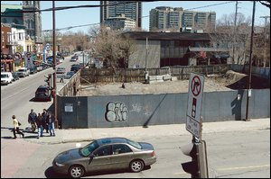 Photo Le Soleil, Erick Labb�: Un site souill� par les hydrocarbures, � l�angle de l�avenue Marguerite-Bourgeois et du chemin Sainte-Foy.