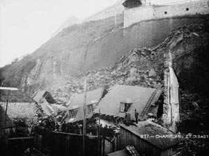 L'éboulement le plus meurtrier de l'histoire de Québec est survenu le 19 septembre 1889: des blocs rocheux ont enseveli les maisons de 28 familles, faisant 35 morts et 30 blessés.