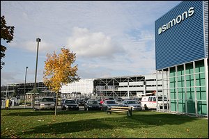 Situé sur la rue Newton, dans le parc industriel Frontenac, l’entrepôt Simons fournit du travail à environ 150 personnes. Le Soleil, Raynald Lavoie.