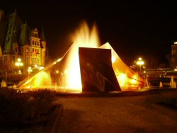 Fontaine devant la Gare du Palais: Format 800x600, 13 mai 2006 Carol Proulx