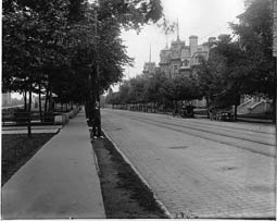 Rue Grande-Allée, Québec, QC, 1916, Notman & Son. © Musée McCord