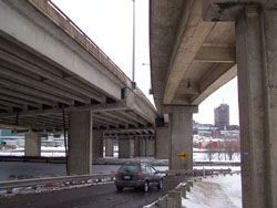 Grand format 800X600, autoroute Dufferin. Photo: Jean Cazes, 5 mars 2006.