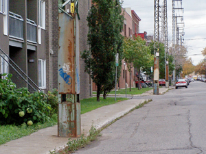 Vue en direction O sur la 2e Rue. Crédit photo: Jean Cazes, 8 octobre 2007.