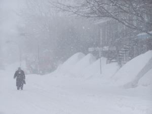 Secteur Limoilou. Vue en direction N sur la 2e Avenue. Aéroport de Québec, 15h00: neige faible, -9C, vent ENE 27 rafale 46 km/h, vis. 0,6 km/h.  Crédit photo: Jean Cazes, 5 mars 2008, 14h41.