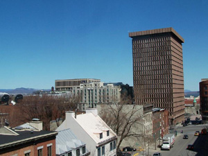 Grand format 800X600. Banque de Montréal, vue en direction NE à partir du Centre des congrès. Photo: Jean Cazes, 21 avril 2006.