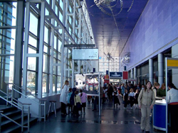 Grand format 800X600.  Hall d'entrée du Centre des congrès de Québec (Salon du livre). Photo: Jean Cazes, 21 avril 2006.