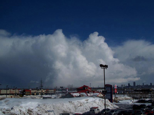 15h27. Cumulonimbus. Vue en direction E à partir du Carrefour de la Capitale. Aéroport de Québec, 15h00: neige roulée faible, 2C, vents OSO 18 km/h, rafale 35.