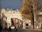 Porte Saint-Louis, vue rapprochée en direction NE. Crédit photo: Jean Cazes, 9 novembre 2007.