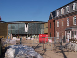 Grand format 800X600, bibliothèque de Charlesbourg, côté ouest. Photo: Jean Cazes, 13 mai 2006.