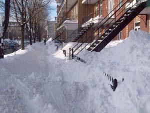 Un trottoir de Limoilou enneigé au petit matin. Crédit photo: Jean Cazes, 18 décembre 2007.