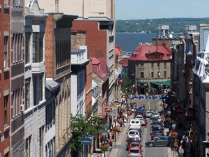 Grand format 800 X 600, rue Saint-Jean, vue en direction NE. Photo: Jean Cazes, 21 juin 2006.