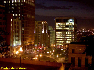 Place D'Youville, vue en direction nord. Photo: Jean Cazes, 11 ao�t 2004.