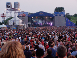 Grand format 800X600, sc�ne Bell (Plaines d'Abraham). Les Twisted Sisters devant une foule nombreuse. Photo: Jean Cazes, 8 juillet 2006.