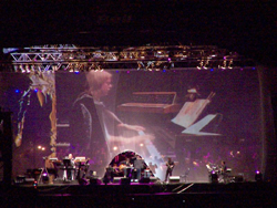 Grand format 800X600.  Rick Wakeman et le Voyage au centre de la terre sur les Plaines. Photo: Jean Cazes, 15 juillet 2006.