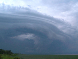 Grand format 800X600.  Montmagny, vers 20h00. Vue vers le sud-ouest sur l'estuaire du Saint-Laurent. Photo: Jean Cazes, 17 juillet 2006.