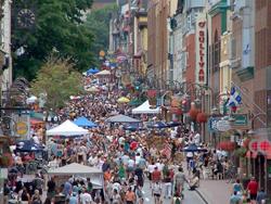 Grand format 800X600, rue Saint-Jean pendant la F�te du Faubourg Saint-Jean-Baptiste, vue rapproch�e en direction sud-ouest � partir des remparts, 22 juillet 2006. Photo: Jean Cazes.