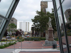 Grand format 800X600, verrière de la salle Desjardins-Telus de Rimouski et vue en direction est sur le rue Saint-Germain, 25 juillet 2006. Photo: Jean Cazes.