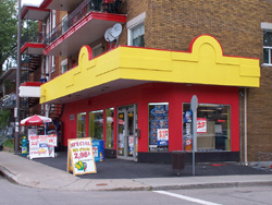 Alimentation à escompte L'Impact, Limoilou. Photo: Jean Cazes, 14 août 2006.