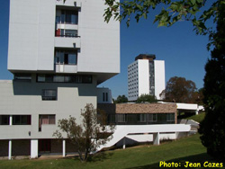 Grand format 800X600. Bâtiments du campus de Saint-Augustin. Photo: Jean Cazes, 1er septembre 2006.