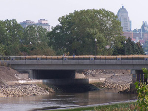 Grand format 800X600, autour du pont Drouin r�cemment r�nov�. vue en direction E. Photo: Jean Cazes, 16 septembre 2006.