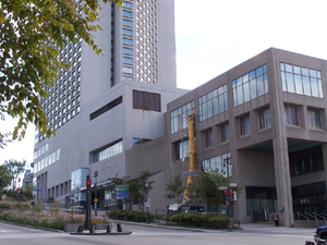 Place Qu�bec (Qu�bec Hilton), fa�ade sur Dufferin, direction SE. Photo: Jean Cazes, 22 septembre 2006.