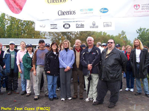 Départ de la Marche, avec entre autres présences celles de Véronique Dicaire, Martin Pouliot (CFOM 102,9 FM) et Michel Lamarche (Radio-Canada 106,3 FM). Photo: Jean Cazes, 24 septembre 2006.