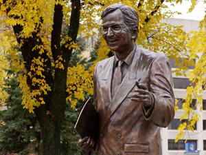 Grand format 800X600. Statue de Robert Bourassa. Photo: Jean Cazes, 20 octobre 2006.