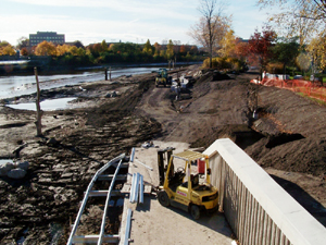 Grand format 800X600. Photo 2: Vue en direction SO � partir du pont Dorchester.