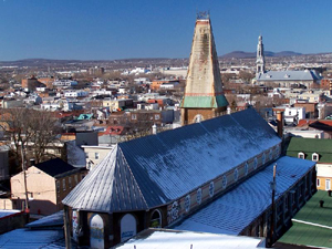 Grand format 800X600. �glise Notre-Dame-de-la-Gr�ce, vue en direction O � partir de la c�te Salaberry. Photo: Jean Cazes, 24 novembre 2006.