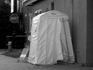 Un fumoir devant un bar de Limoilou... Photo: Jean Cazes, 24 novembre 2006.