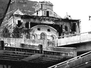 Sous les bretelles de l'autoroute Dufferin, vue en direction S sur les ruines du Patro Saint-Vincent-de-Paul. Photo: Jean Cazes, 3 janvier 2004.