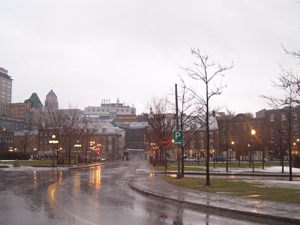En face de la Gare du Palais... sous la pluie! Photo: Jean Cazes, 6 janvier 2007, 15h41.