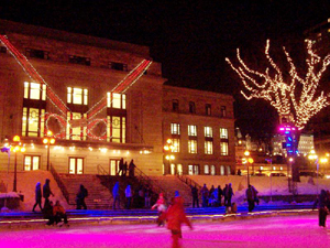 Place D'Youville: patinoire et Palais Montcalm. Photo: Jean Cazes, 10 f�vrier 2007.