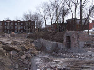 Grand format 800 X 600, site de l'ex-école Saint-François-D'Assise, vue en direction NE. Photo: Jean Cazes, 16 mars 2007.