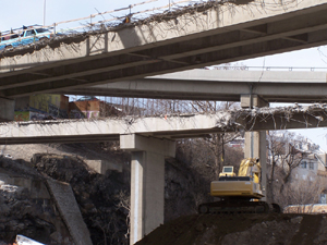 Grand format 800X600. Démolition des bretelles de l'autoroute Dufferin, vue en direction SO. Photo: Jean Cazes, 2 mai 2007.