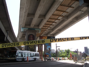 Sous l'autoroute Dufferin, sur le boulevard Charest. Vue en direction S. Photo: Jean Cazes, 7 juin 2007.