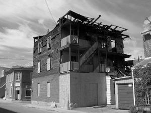 Bâtiment incendié. Vue en direction N. Photo: Jean Cazes, 13 juin 2007.