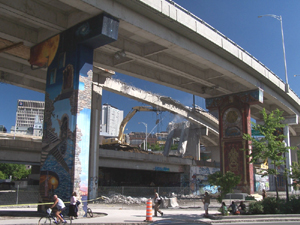 Élimination des bretelles de l'autoroute Dufferin, vue en direction E à partir du boulevard Charest. Photo: Jean Cazes, 14 juin 2007.