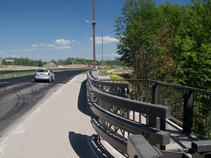 Autoroute Robert-Bourassa. Photo: Jean Cazes, 16 juin 2007.