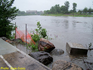 Rivière Saint-Charles, vue sous le pont Drouin en direction O. Photo: Jean Cazes, 20 juillet 2007, 14h19.