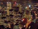 Grand format 800X600. Photo 5: Vue classique sur le coeur des affaires, de nuit, à partir de la tour du CN. Photo: Jean Cazes, juillet 2007.