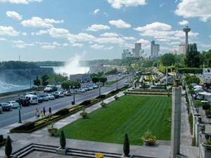 En arrière plan, les chutes canadiennes (gauche) et le secteur des nouveaux grands hôtels (droite). Photo: Jean Cazes, 30 juillet 2007.