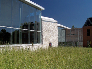 Grand format 800X600. Bibliothèque de Charlesbourg, façade O. Photo: Jean Cazes, 21 août 2007.