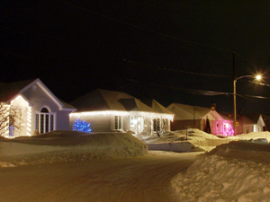 Grand format 800X600. La rue Labrecque... � Montmagny, bien d�gag�e apr�s des chutes de neige abondantes. Photo: Jean Cazes, 3 janvier 2006.