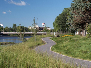 Grand format 800X600. Photo 1: phase IV complétée de la rivière Saint-Charles, vue en direction SO. Crédit photo: Jean Cazes, 13 septembre 2007.